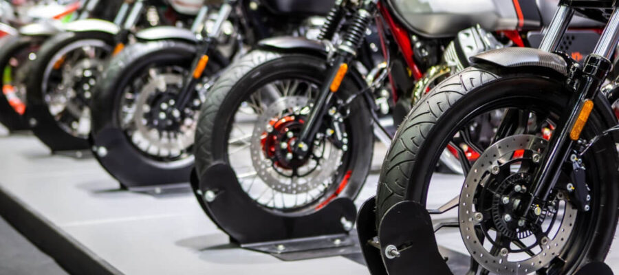 並んでいる複数のバイク